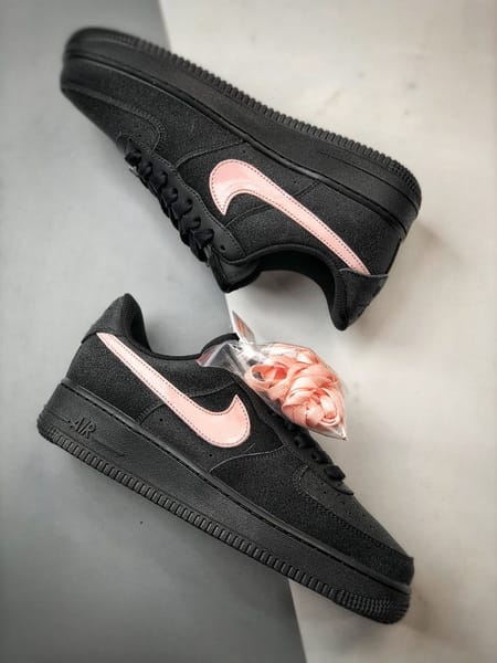 Air Force 1 '07 Low Preto e Rosa Estrelas - Vista 6