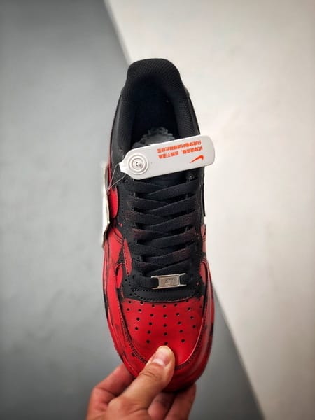 Air Force 1 '07 Low Preto e Vermelho Spray - Vista 9