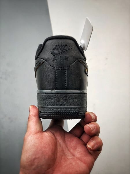 Air Force 1 '07 Low Preto e Amarelo - Vista 3