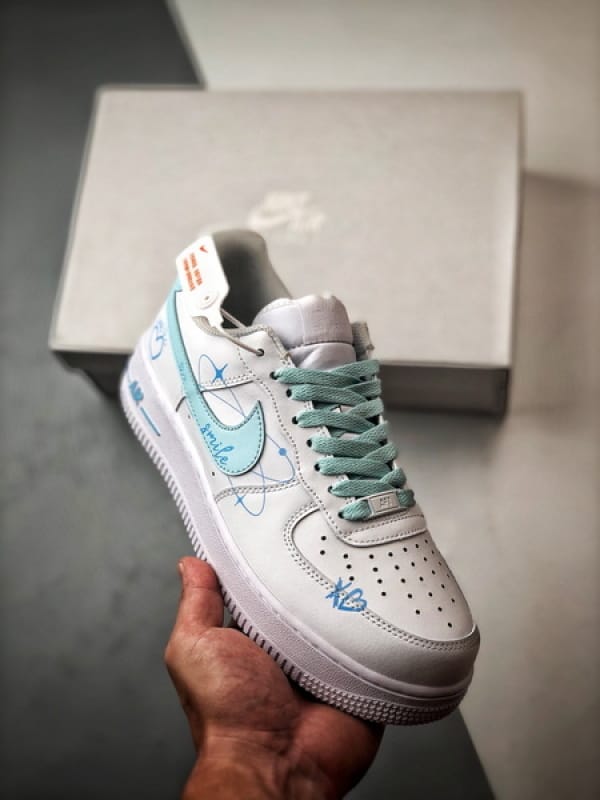 Air Force 1 '07 Low Love Branco e Azul - Vista 1