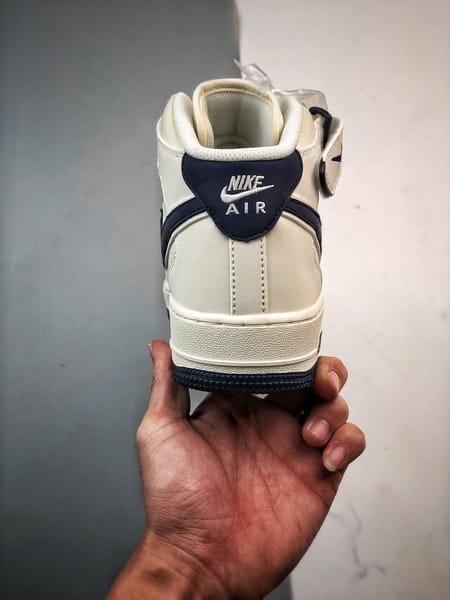 Air Force 1 07 Mid Branco e Azul Escuro 3M - Vista 3