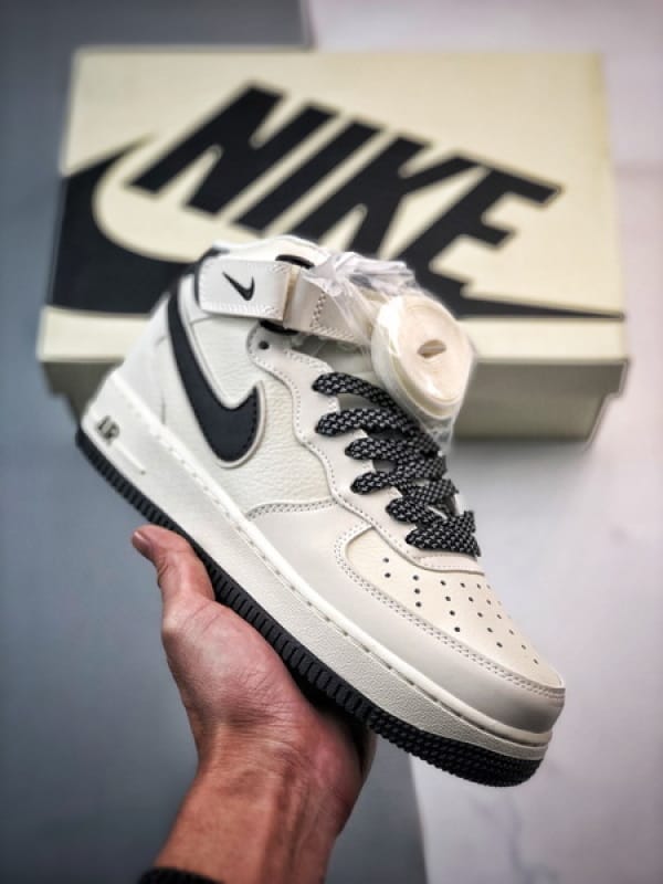 Air Force 1 07 Mid Branco e Preto3M - Vista 1
