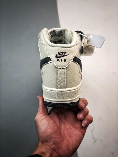 Air Force 1 07 Mid Branco e Preto3M - Vista 3