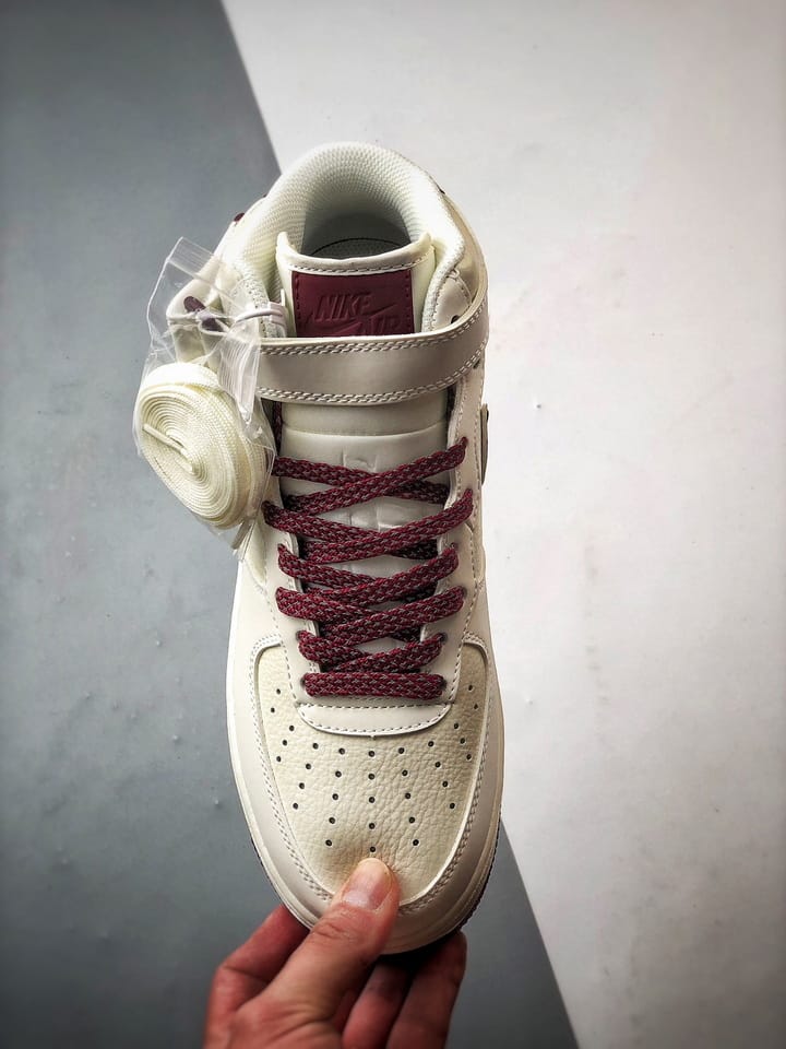 Air Force 1 07 Mid Bege e Vinho Reflexo - Vista 5