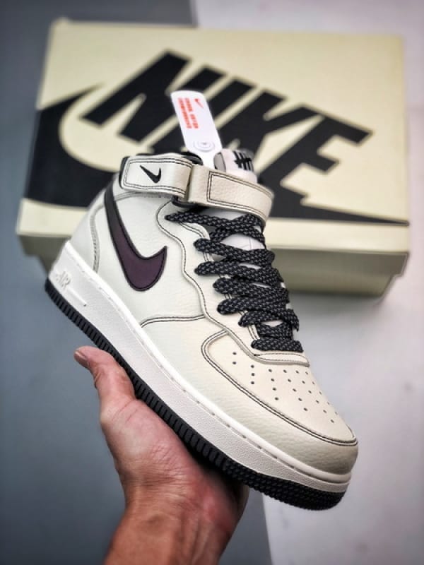 Air Force 1 07 Mid Bege e Preto - Vista 1