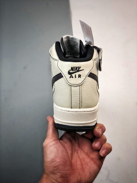 Air Force 1 07 Mid Bege e Preto - Vista 3