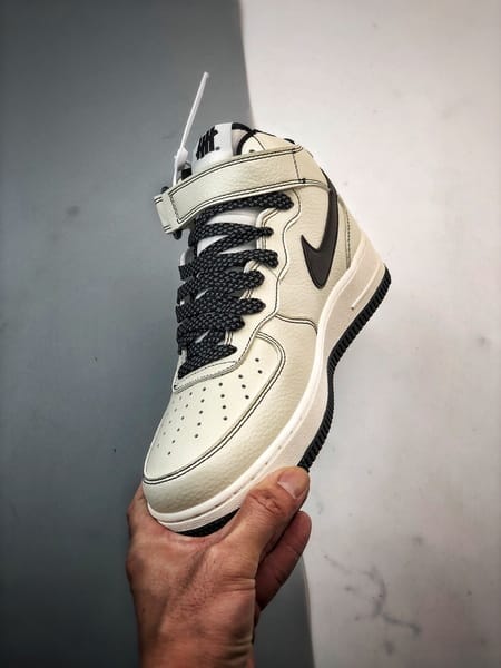 Air Force 1 07 Mid Bege e Preto - Vista 5