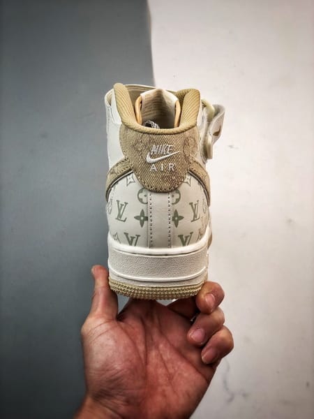 Air Force 1 07 Mid LV Branco e Caqui Estampado - Vista 3