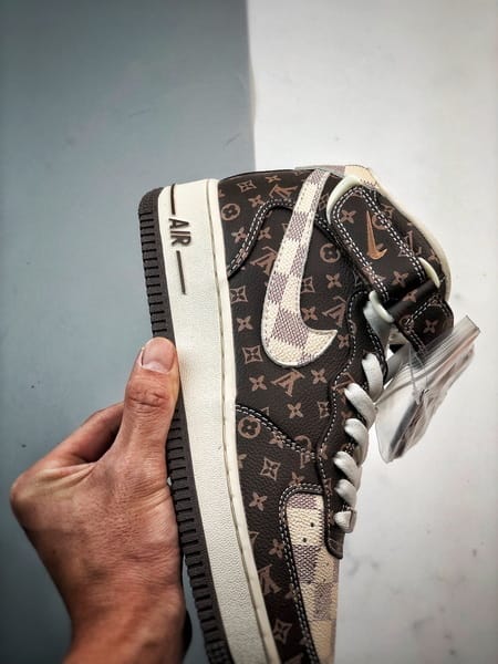 Air Force 1 07 Mid LV Bege e Marrom Estampado Completo - Vista 2