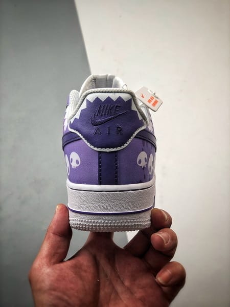 Air Force 1 Low Pequena Bruxa Skull Branco e Roxo - Vista 3