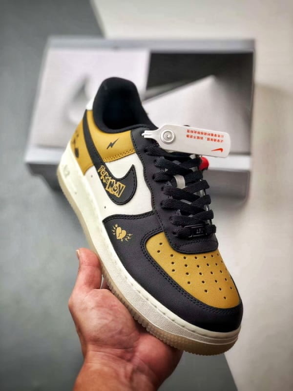 Air Force 1 Low Pikachu Branco, Preto e Amarelo - Vista 1