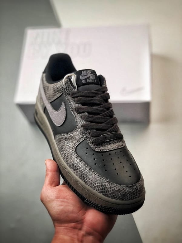 Air Force 1 Low Preto e Cinzento com Pele de Cobra - Vista 1