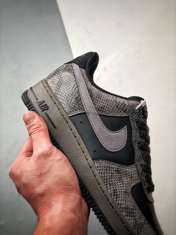 Air Force 1 Low Preto e Cinzento com Pele de Cobra - Vista 2