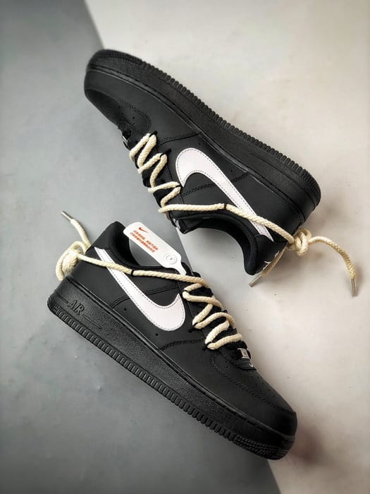 Air Force 1 Low Preto e Branco com Cadarços Grossos - Vista 6