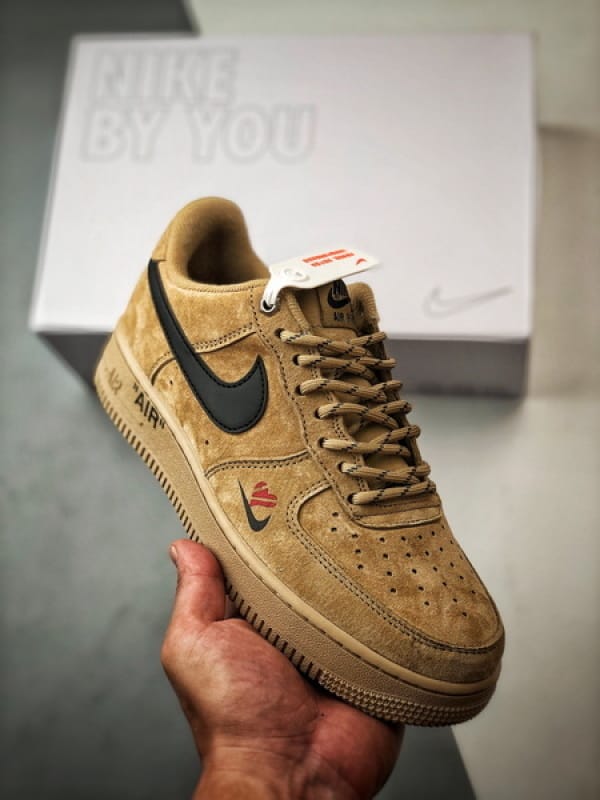 Air Force 1 Low _By You_ Coração Marrom e Preto em Camurça - Vista 1