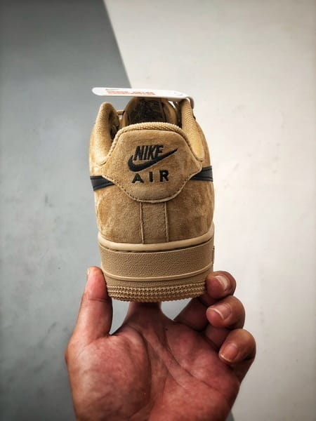 Air Force 1 Low _By You_ Coração Marrom e Preto em Camurça - Vista 3