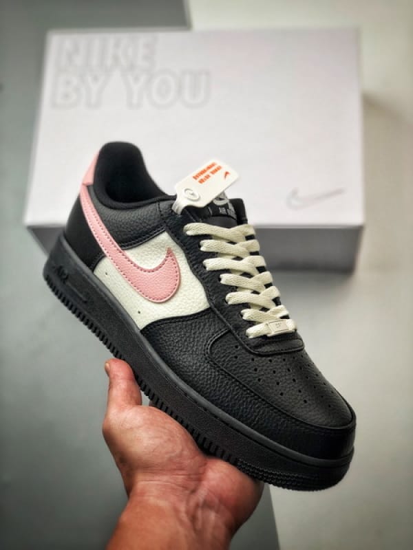 Air Force 1 Low By You Preto, Branco e Rosa - Vista 1