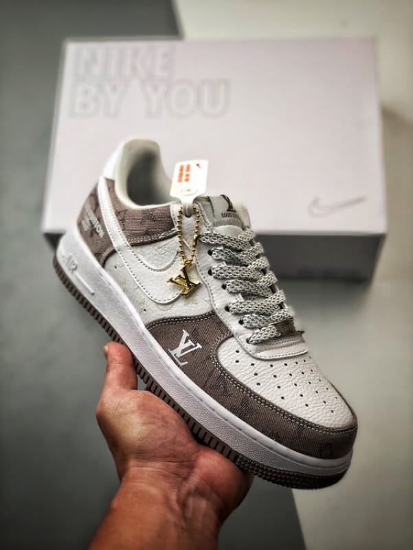 Air Force 1 Low 'By You' LV Branco, Castanho e Denim - Vista 1