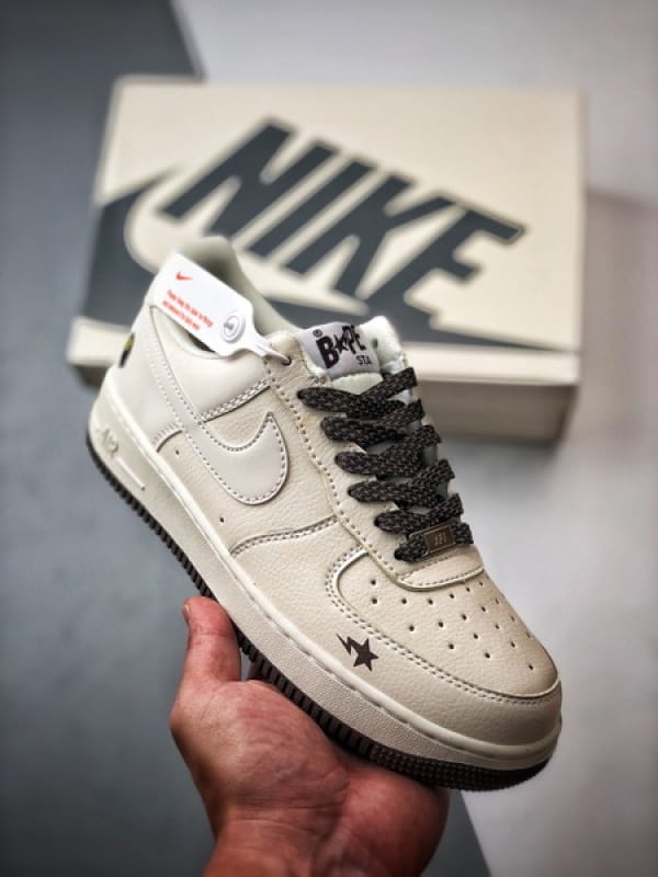 Bape x Air Force 1 Low Marfim e Marrom Refletivo - Vista 1