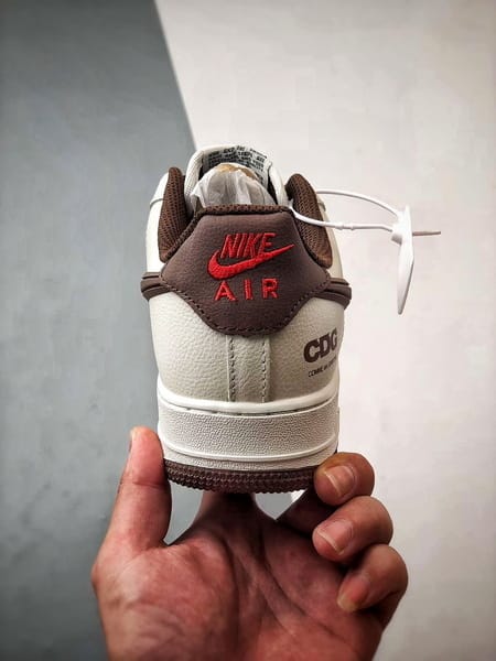 CDG x Air Force 1 Low Impressão Marrom Claro - Vista 3