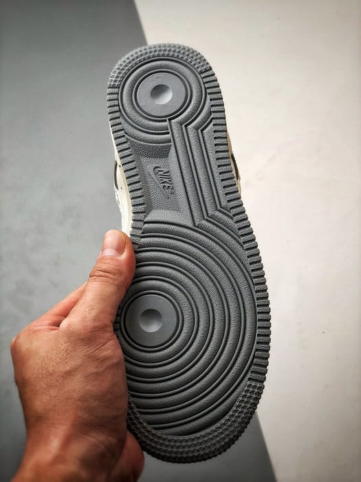 Kaws x Air Force 1 Low Cinza e Castanho - Vista 4
