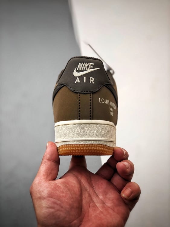 LV x Air Force 1 Low Cinza Escuro e Castanho - Vista 3