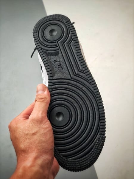 LV x Air Force 1 Low Branco e Preto em Ganga - Vista 4