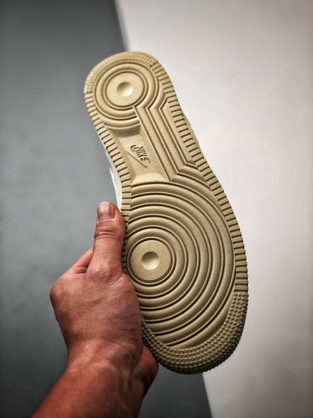 LV x Air Force 1 Low Bege, Caqui e Jeans - Vista 4