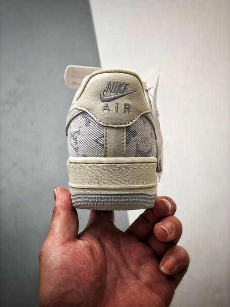 LV x Air Force 1 Low Bege, Cinzento e Jeans - Vista 3