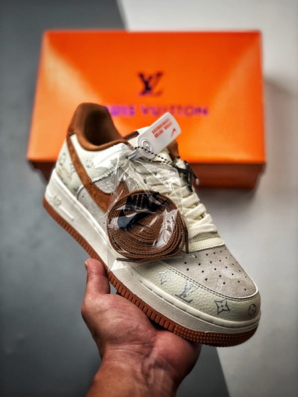 LV x Air Force 1 Low Creme e Castanho - Vista 1