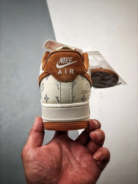LV x Air Force 1 Low Creme e Castanho - Vista 4