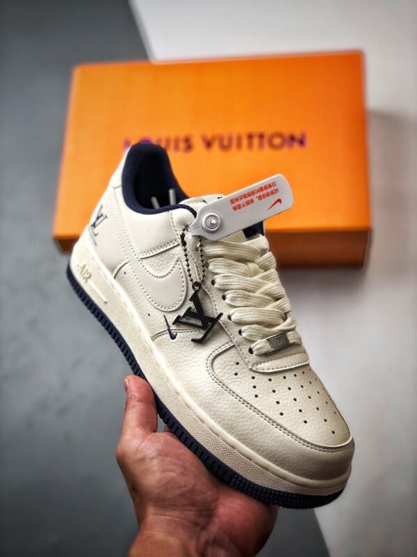 LV x Air Force 1 Low 3M Branco e Azul Escuro Refletivo - Vista 1