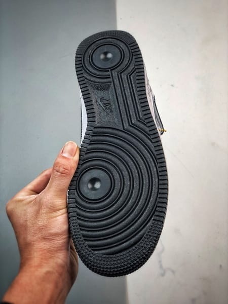 LV x NK Air Force 1 Mid Branco e Preto - Vista 4