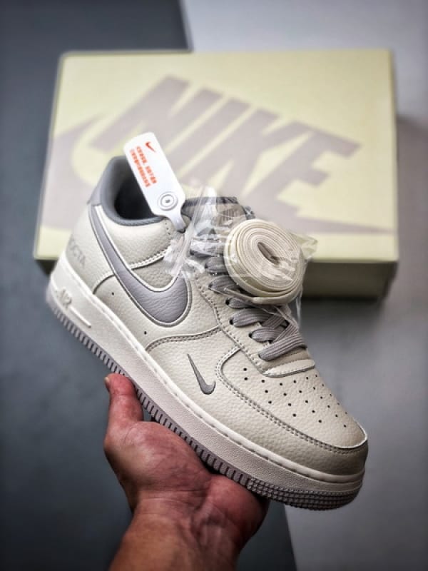 NOCTA x Air Force 1 Low Creme e Cinza - Vista 1