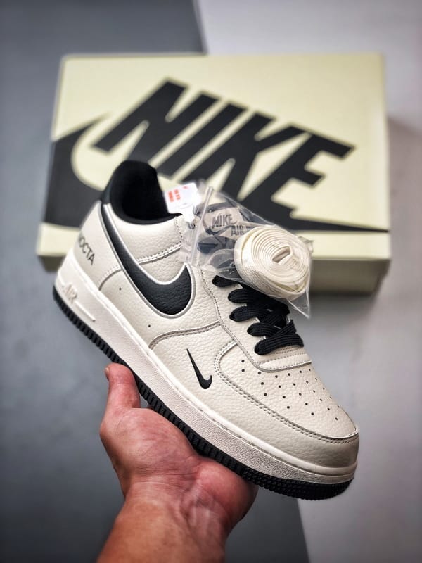 NOCTA x Air Force 1 Low Creme e Preto - Vista 9