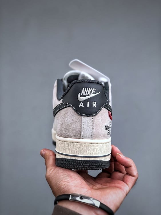 Nike AF1 Low 07 Colaboração The North Face x Supreme - Vista 4
