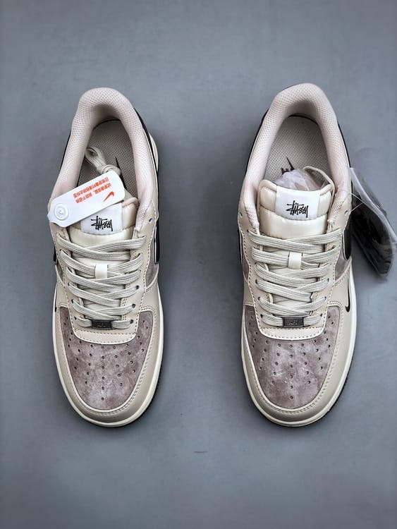 Nike Air Force 1 '07 Low Colaboração Stüssy Castanho - Vista 6