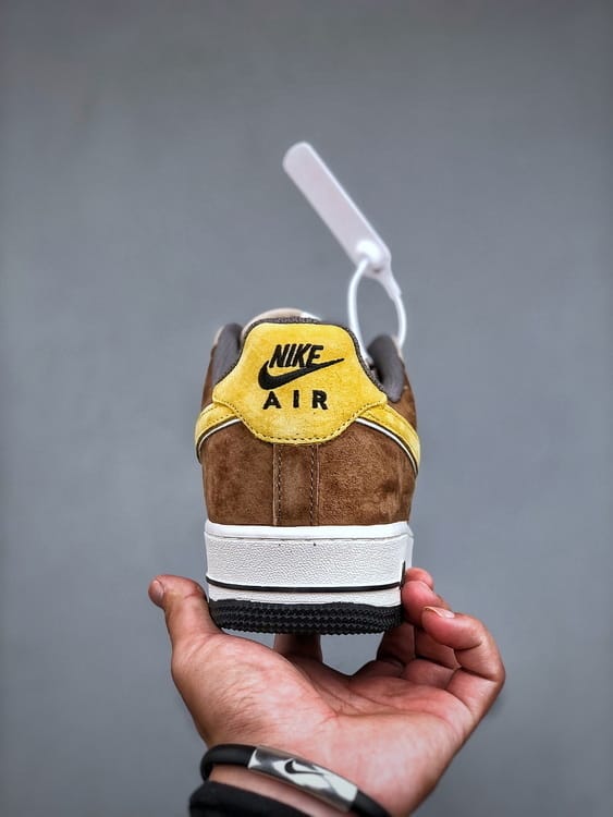 Nike Air Force 1 Low Camurça Bege e Castanho - Vista 4