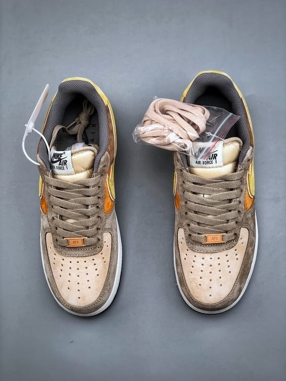 Nike Air Force 1 Low Camurça Bege e Castanho - Vista 6