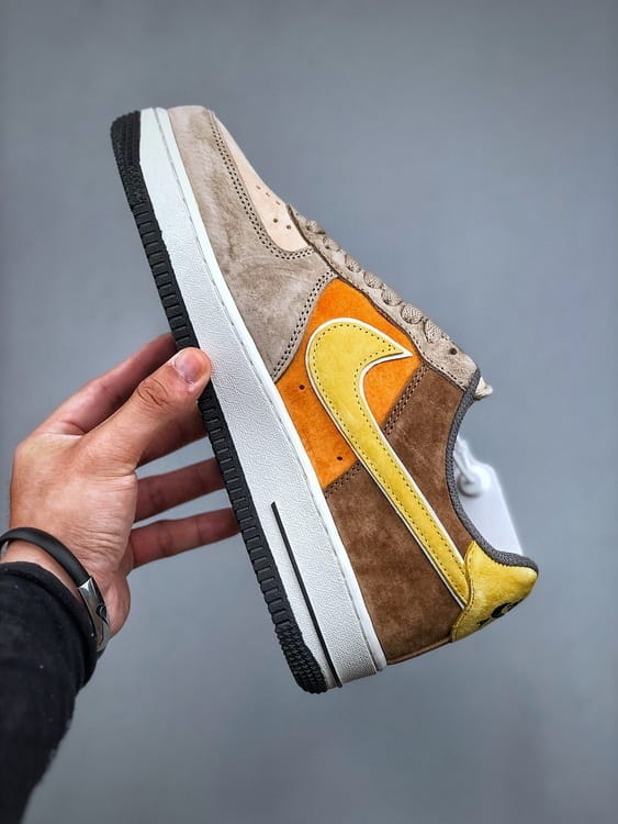 Nike Air Force 1 Low Camurça Bege e Castanho - Vista 9
