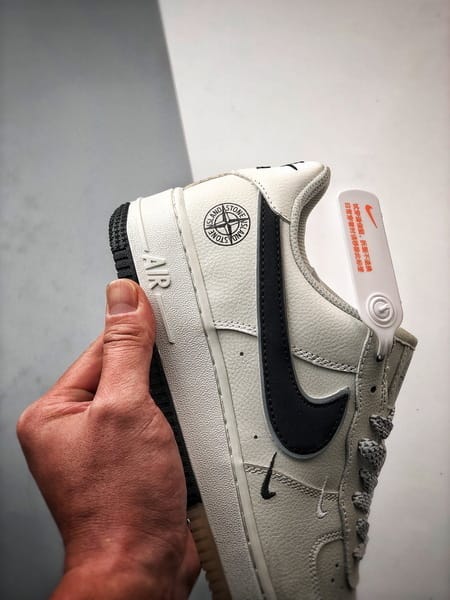 Stone Island x Air Force 1 Low Bege, Branco e Preto Reflexo - Vista 3