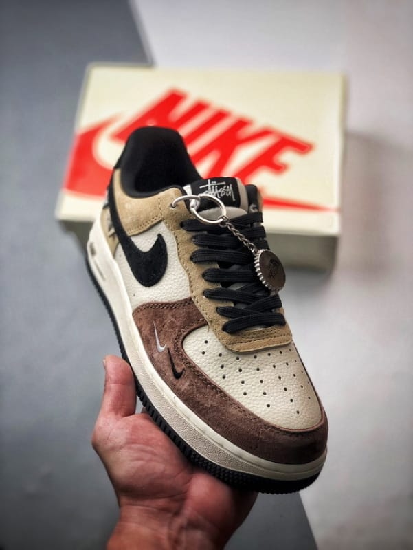 Stüssy x Air Force 1 Low Branco, Castanho e Preto - Vista 1