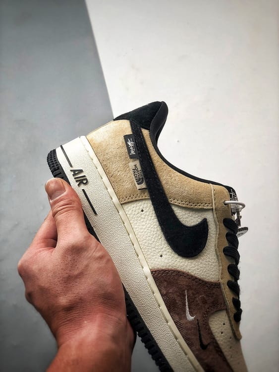 Stüssy x Air Force 1 Low Branco, Castanho e Preto - Vista 2