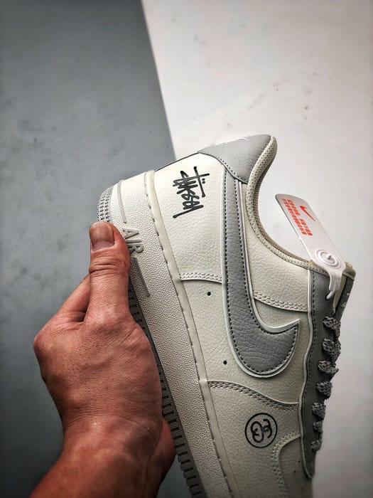 Stussy x Air Force 1 Low Creme e Cinza Reflectivo - Vista 2
