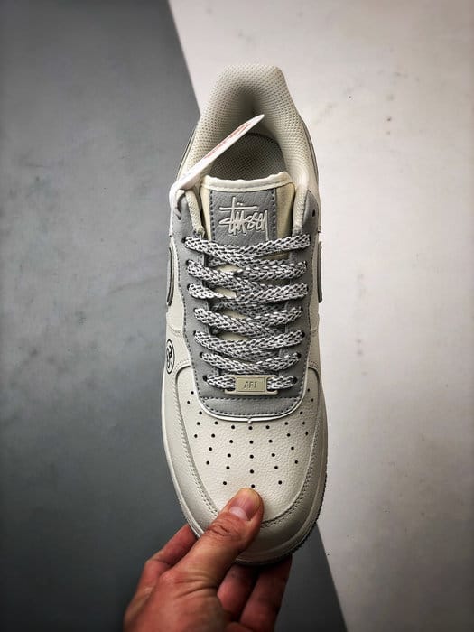 Stussy x Air Force 1 Low Creme e Cinza Reflectivo - Vista 9