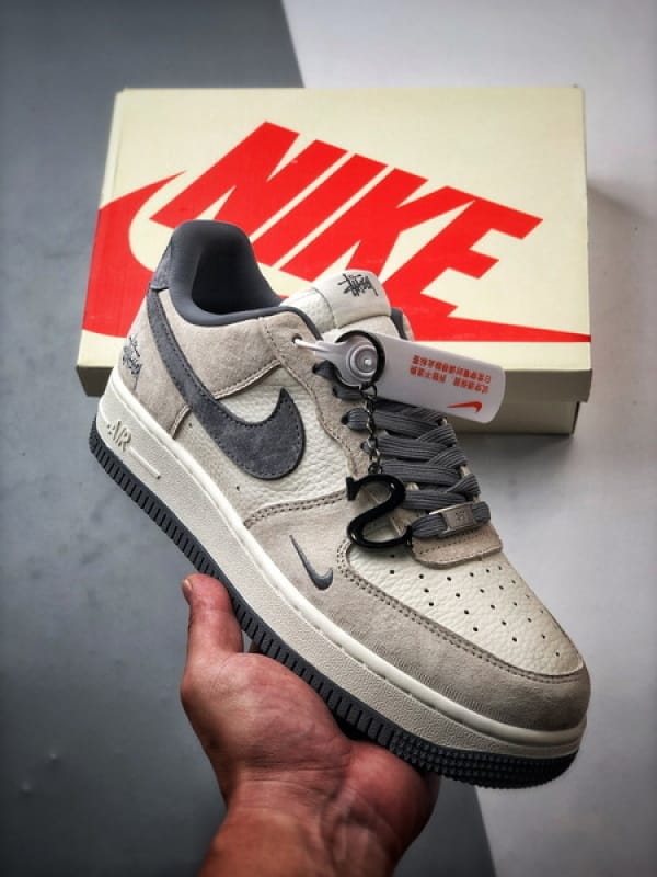 Stussy x Air Force 1 Low Creme e Cinza - Vista 1