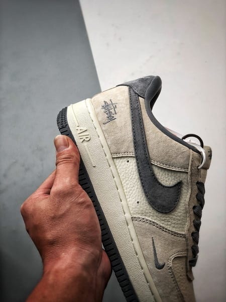 Stussy x Air Force 1 Low Creme e Cinza - Vista 2
