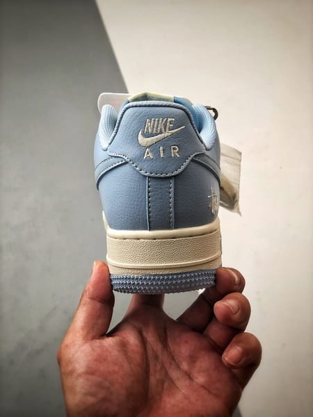 Stussy x Air Force 1 Low Off-White e Azul - Vista 3