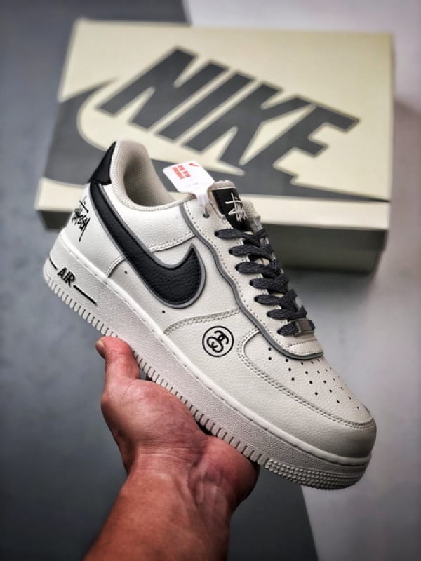Stussy x Air Force 1 Low Creme e Preto Reflectivo - Vista 1