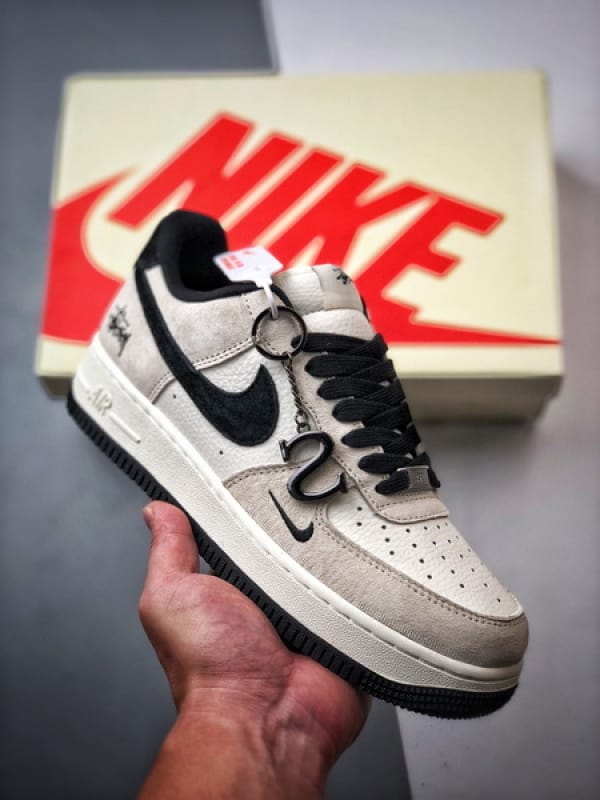 Stussy x Air Force 1 Low Creme e Preto - Vista 1